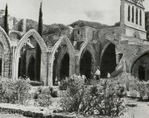 Аркада двора аббатства Беллапайя